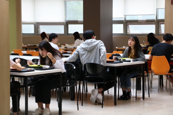 14일 한림대 기숙사 식당에서 학생들이 천원짜리 아침밥을 먹고 있다.