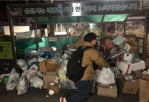 9일 새벽 1시경 춘천시 교동 한림대 정문 앞에 위치한 분리수거장에 한 학생이 쓰레기를 무단 투기하고 있다.