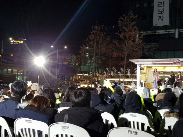 23일 저녁 추운날씨에도 불구하고 많은 방청객이 별밤로드 : 춘천 편을 즐기기 위해 춘천 시청 광장에 모여 있다.