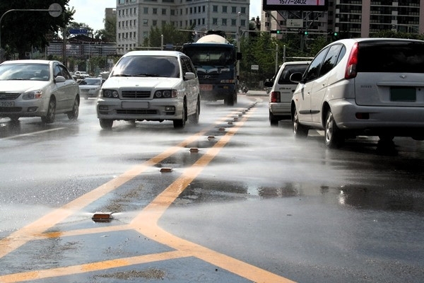 대구시가 '도로 클린 시스템'을 사용해 도로표면 온도를 낮추고 있다. (출처=대구시)