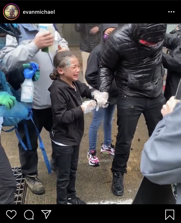 경찰이 던진 최루탄을 맞은 소녀가 고통스러워하고 있다. (사진=에반 흐레하(Evan Hreha) 인스타그램 캡처)