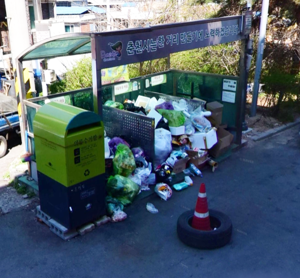 지난 10일 대학가 자취방 주변에서 아무렇게나 나뒹굴고 있는 쓰레기들
