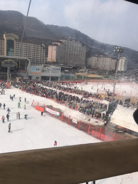 강원도의 한 스키장에서 이용객들이 리프트 탑승을 기다리고 있다. 사진은 기사와 무관