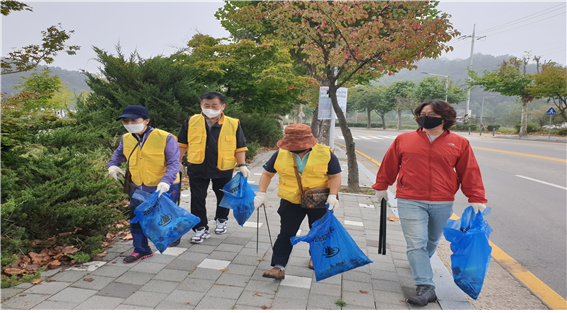 ▶ 10월 3일 줍깅 캠페인 진행 2일차, 줍깅 캠페인 참가자들이무단으로 버리고 간 쓰레기 정화 활동을 하고 있다. 사진=춘천시자원봉사센터 제공