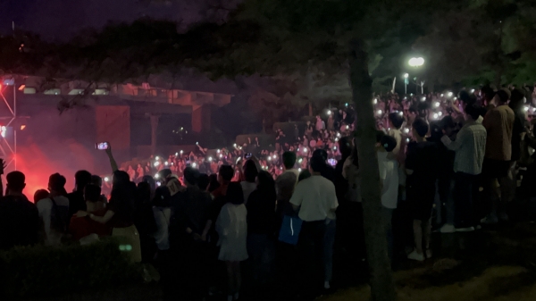 사진=지난 11일 열린 KT&G 상상마당 춘천 ‘상상실현 페스티벌’ 잔나비 공연에서 관객들이 핸드폰 불빛으로 호응하고 있다.