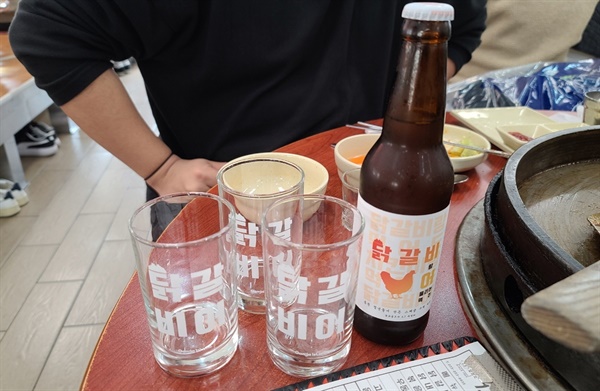 사진=춘천 내 일반 가게에서도 만날 수 있는 수제맥주 "닭갈비어".