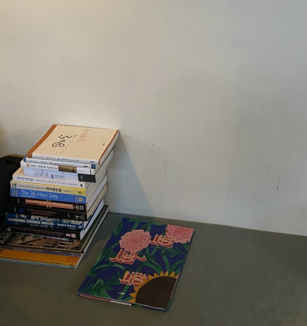 사진=카페 곳곳을 책으로 채워 어느 자리에서든 자연스럽게 책을 넘겨볼 수 있다.